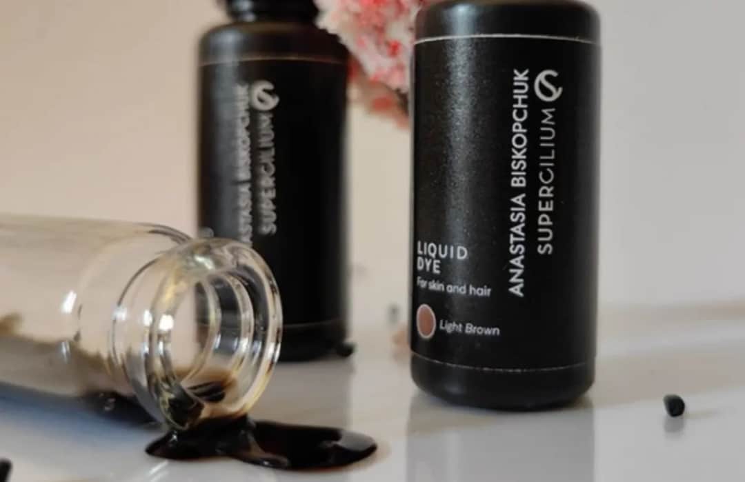 Kiedy najlepsze są płynne farby do brwi? Kiedy warto je wybrać?