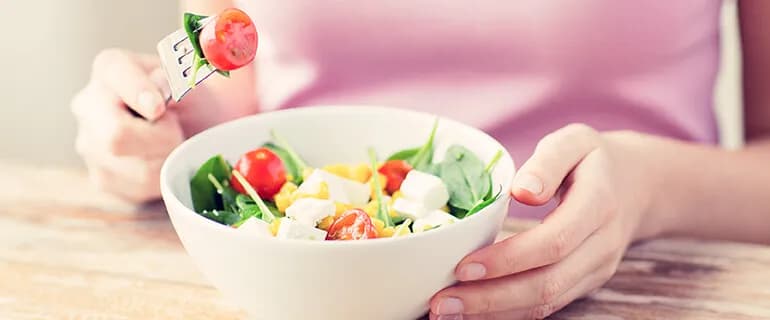 Jakie surówki można jeść karmiąc piersią, by uniknąć problemów?