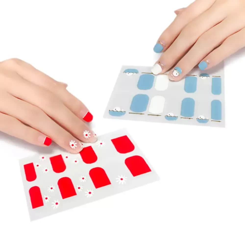 Jak naklejać naklejki na paznokcie samoprzylepne bez bąbelków?