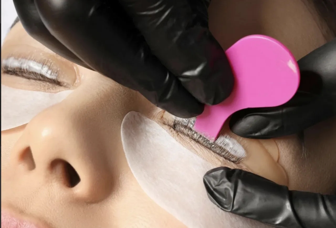 Robisz koreański lifting rzęs? Musisz mieć te akcesoria