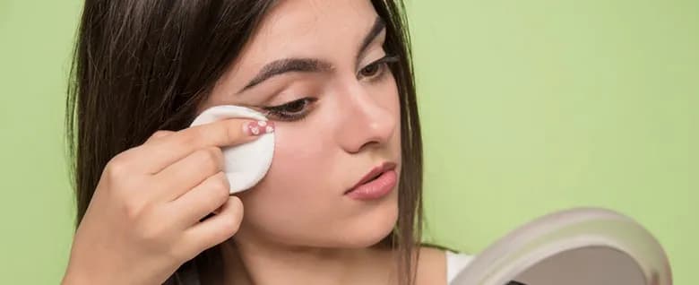 Skuteczne sposoby na zmywanie makijażu oczu bez podrażnień
