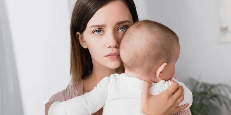 Biegunka u noworodka karmionego piersią – objawy, które musisz znać