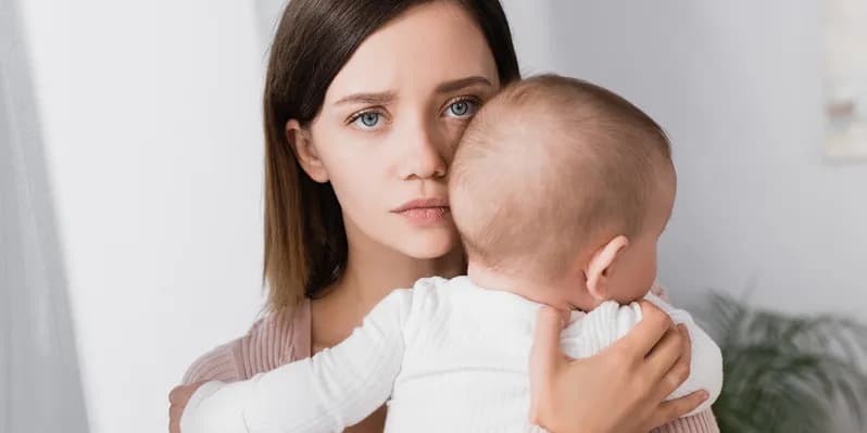 Biegunka u noworodka karmionego piersią – objawy, które musisz znać