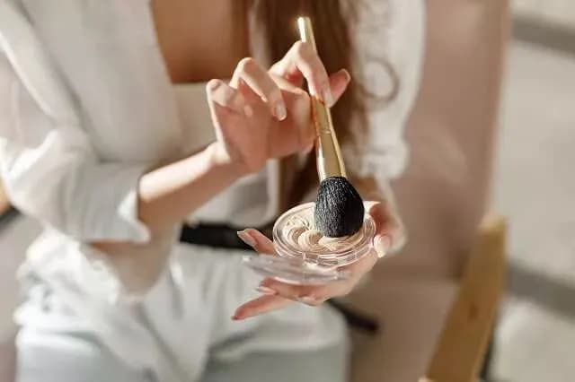 Jaki puder do cery suchej - uniknij efektu maski i podkreślenia suchych miejsc