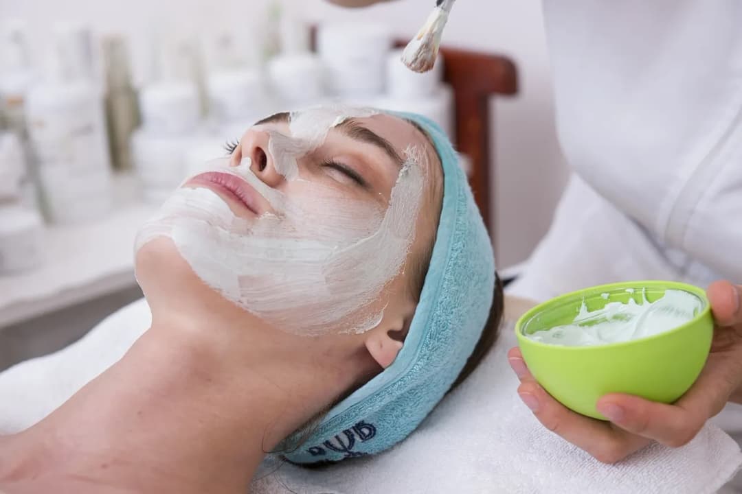 Jaki peeling do cery dojrzałej wybrać, by uniknąć błędów i odmłodzić skórę