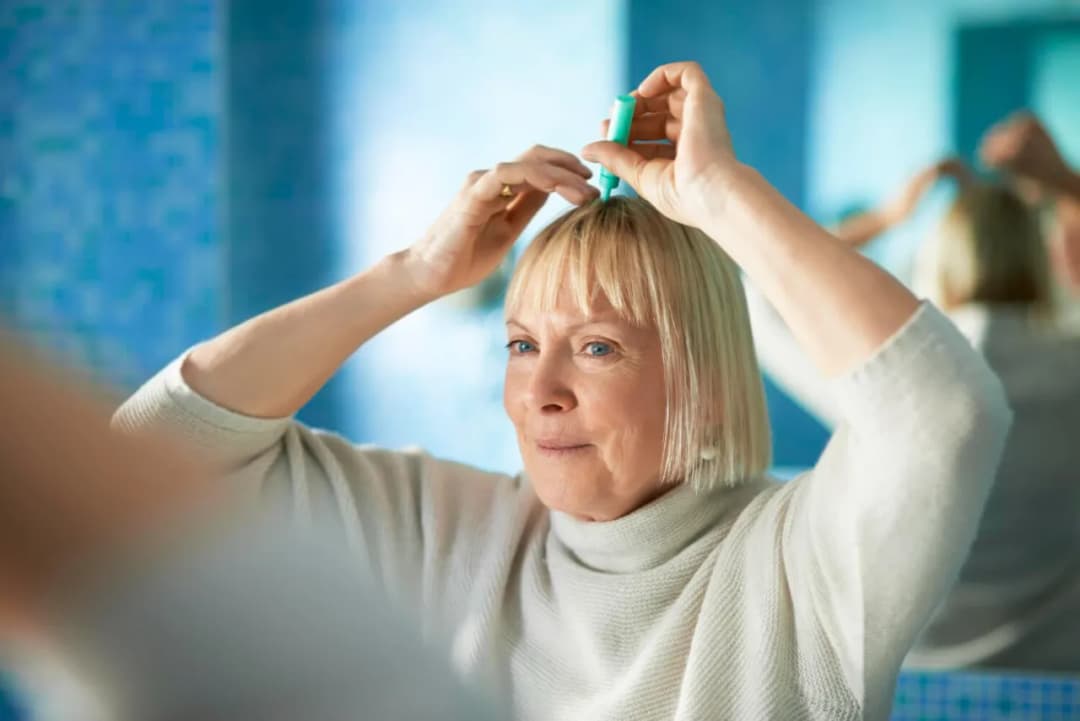 Co na wypadanie włosów w menopauzie? Poznaj skuteczne metody wsparcia